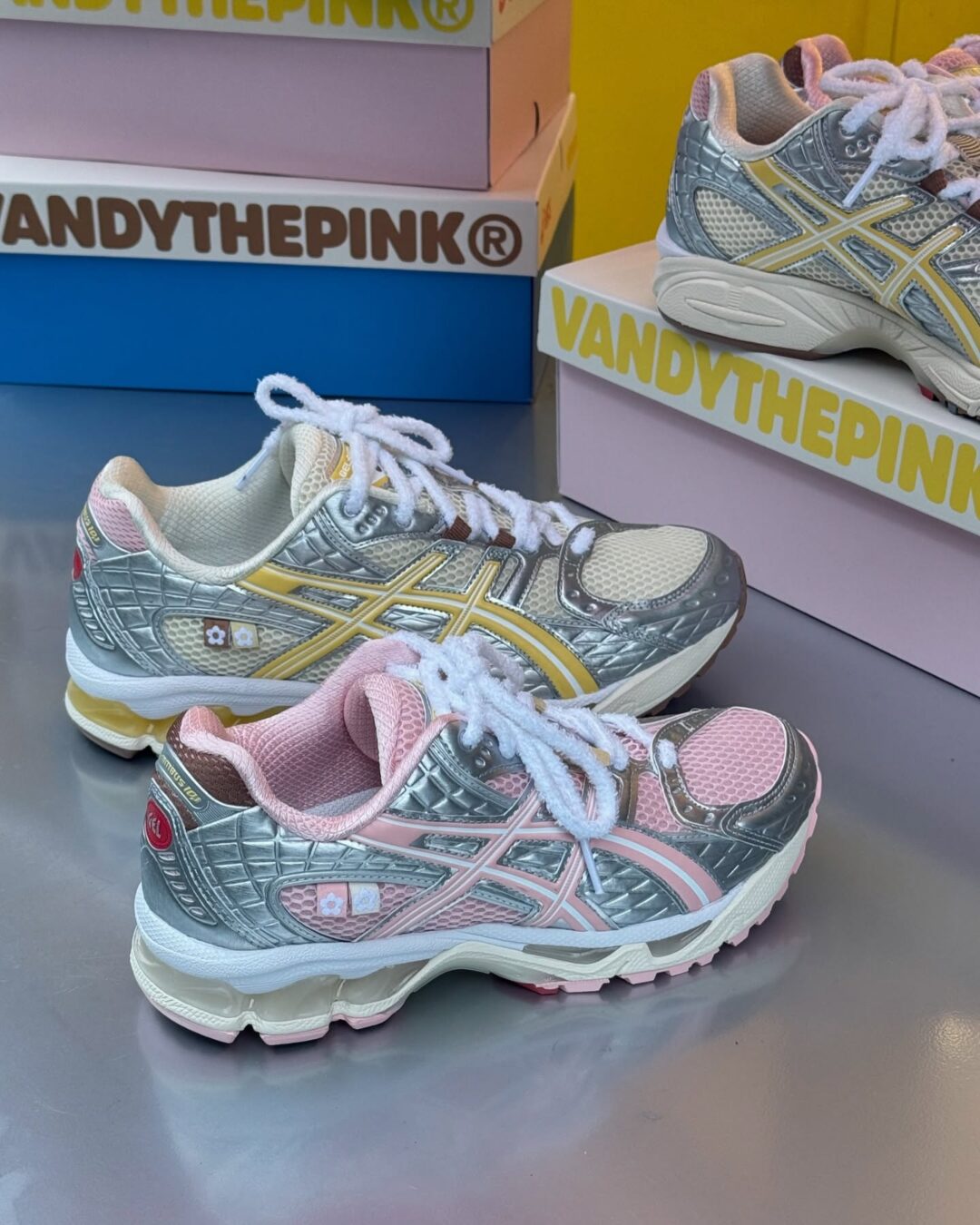 【2025年 4/19 & 5/30 発売】VANDY THE PINK × ASICS × atmos GEL-NIMBUS 10.1 (ヴァンディー・ザ・ピンク アシックス アトモス ゲルニンバス) [1203A865.702/1203A865.752]