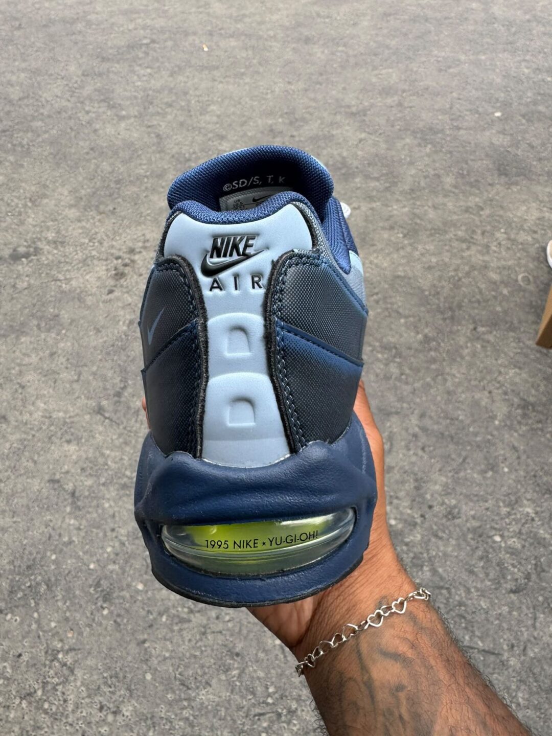 【2025年 9/12 発売予定】遊☆戯☆王 x NIKE AIR MAX 95 QS “White/Psychic Blue” (Yu-Gi-Oh! 遊戯王 ナイキ エア マックス “ホワイト/サイキックブルー”) [II7404-100/II7404-400]