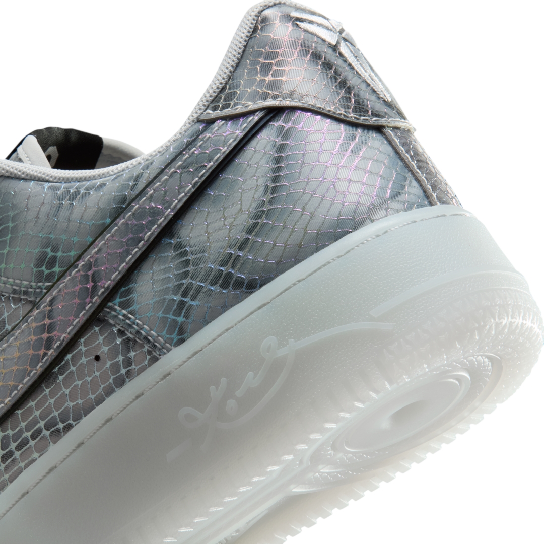 【2025年 12/1 発売】Kobe Bryant × NIKE AIR FORCE 1 LOW PROTRO “Lenticular” (コービー・ブライアント ナイキ エア フォース 1 ロー プロトロ “レンチキュラー”) [II3925-400]