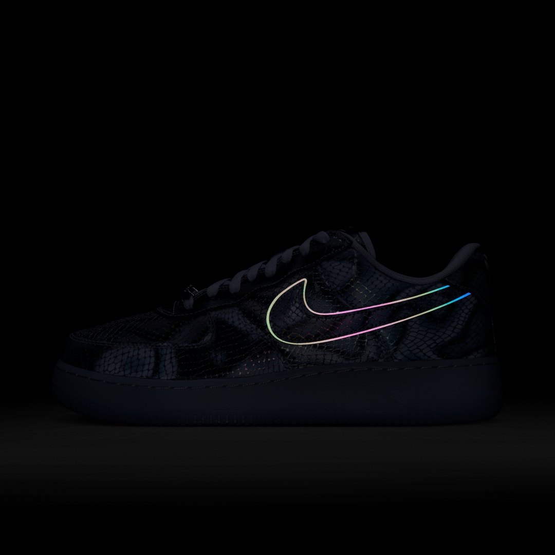 【2025年 12/1 発売】Kobe Bryant × NIKE AIR FORCE 1 LOW PROTRO “Lenticular” (コービー・ブライアント ナイキ エア フォース 1 ロー プロトロ “レンチキュラー”) [II3925-400]