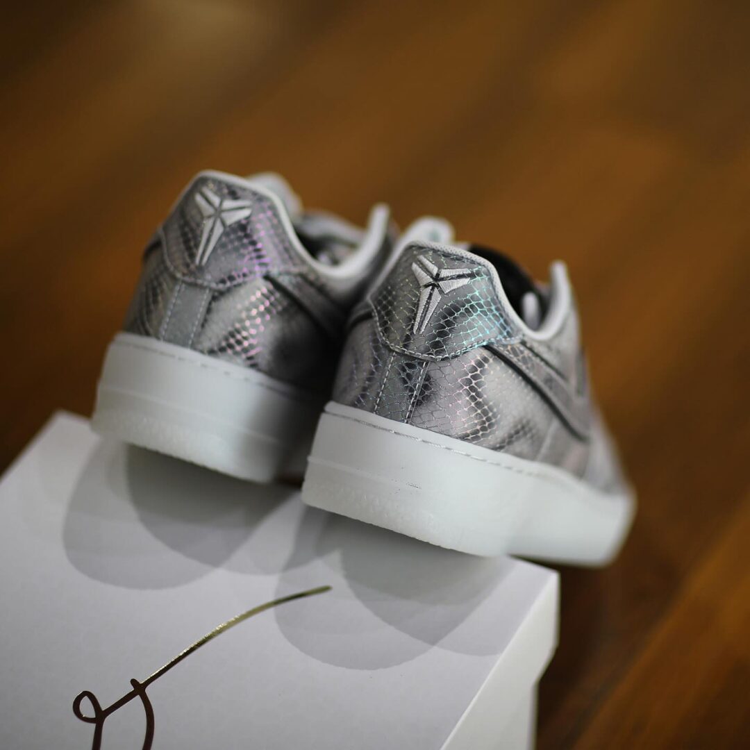 【2025年 12/1 発売】Kobe Bryant × NIKE AIR FORCE 1 LOW PROTRO “Lenticular” (コービー・ブライアント ナイキ エア フォース 1 ロー プロトロ “レンチキュラー”) [II3925-400]