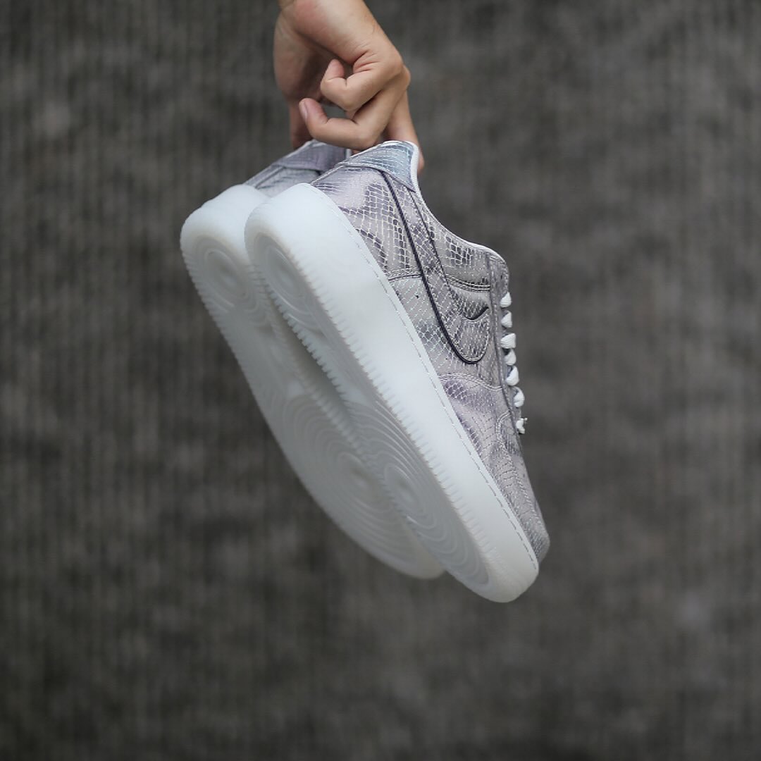 【2025年 12/1 発売】Kobe Bryant × NIKE AIR FORCE 1 LOW PROTRO “Lenticular” (コービー・ブライアント ナイキ エア フォース 1 ロー プロトロ “レンチキュラー”) [II3925-400]