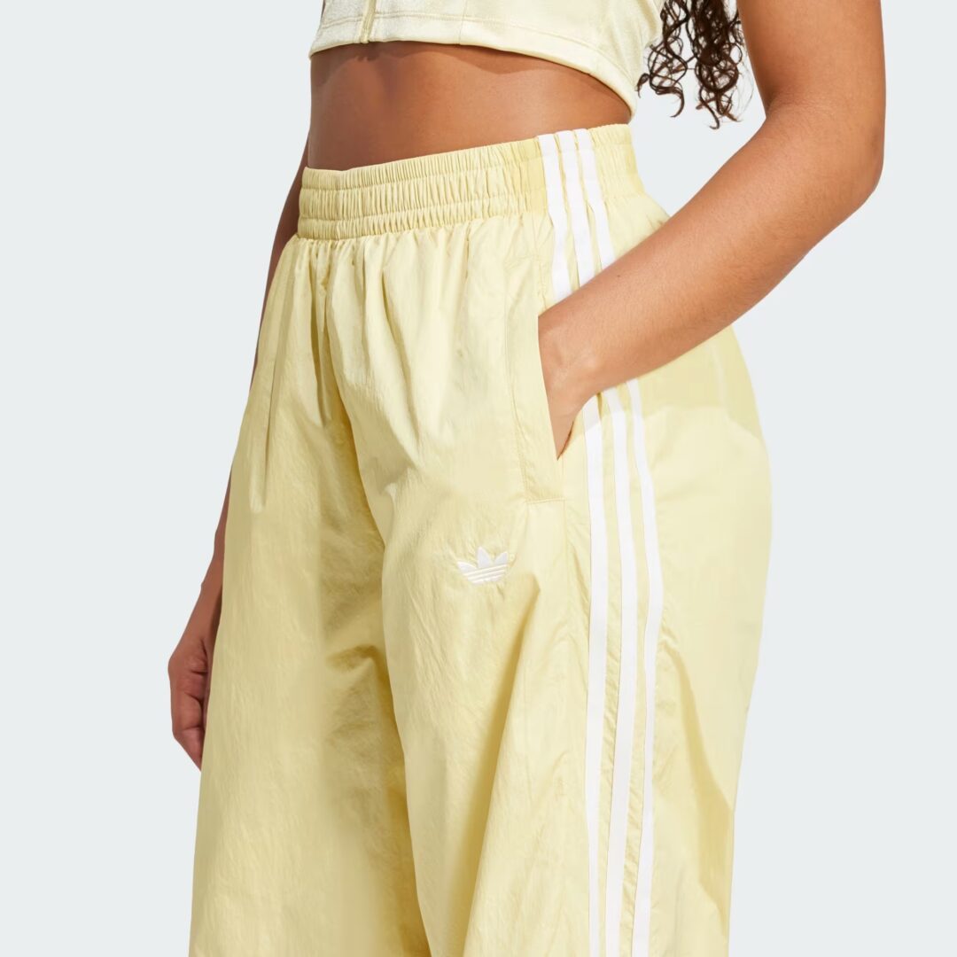 Y2Kスタイルのアディダス アディカラー チームガイスト オーバーサイズ トラックパンツが発売 (adidas Adicolor Teamgeist Oversized Track Pants)