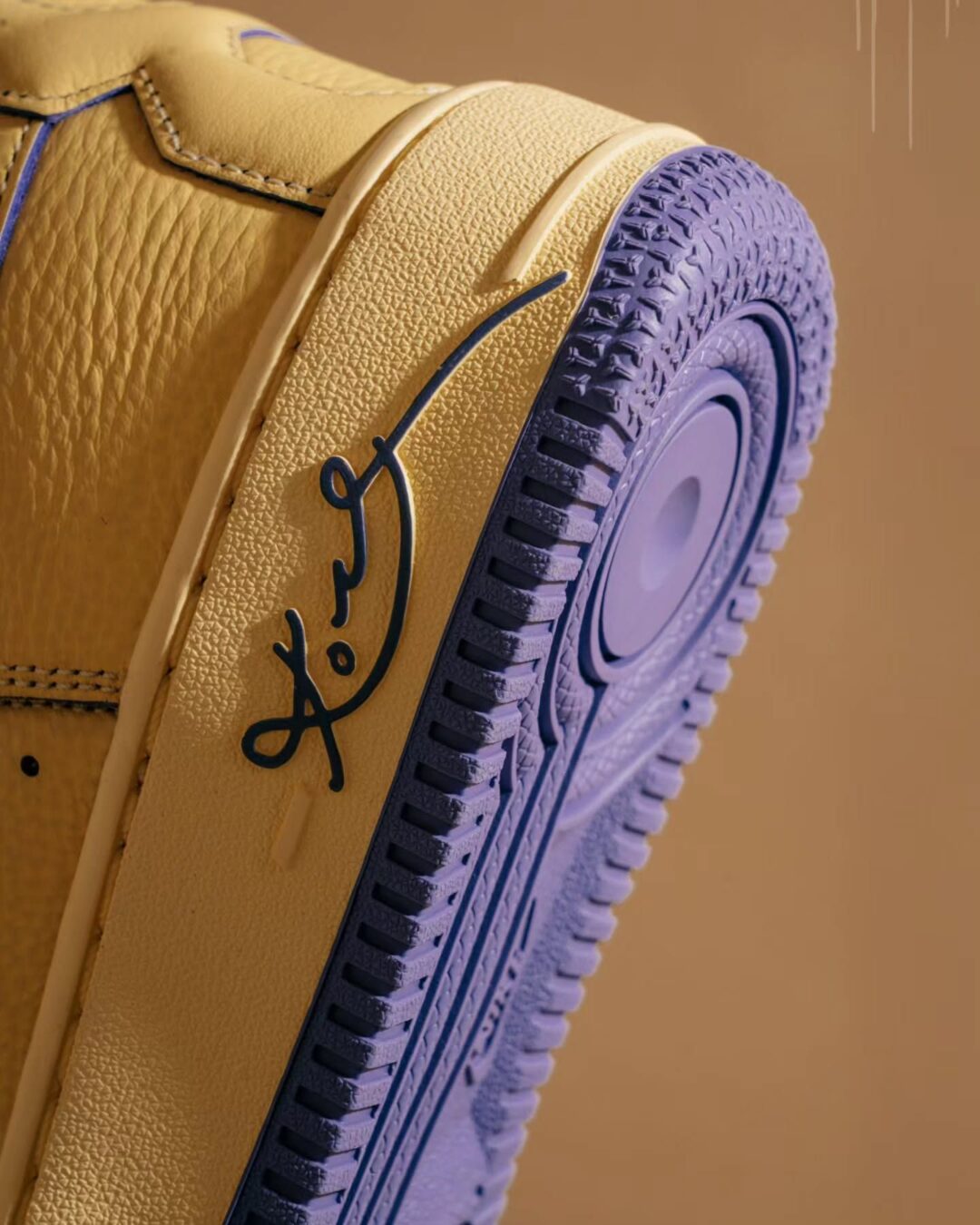 【2025年 6/6 発売】Kobe Bryant × NIKE AIR FORCE 1 LOW PROTRO QS “Soft Yellow” (コービー・ブライアント ナイキ エア フォース 1 ロー プロトロ “ソフトイエロー”) [HV9408-700]