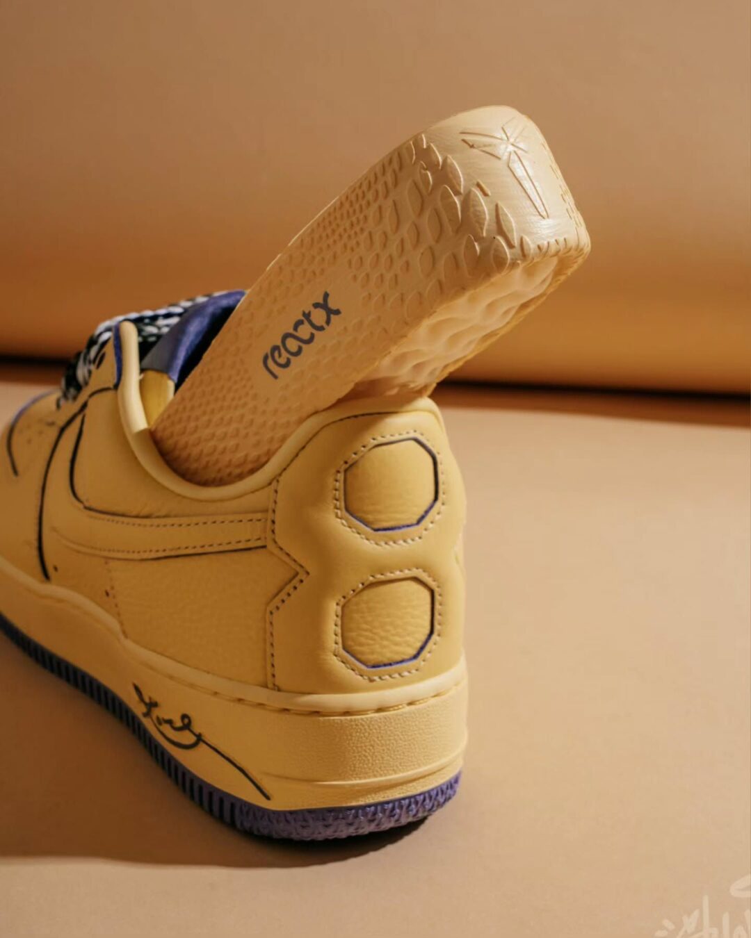 【2025年 6/6 発売】Kobe Bryant × NIKE AIR FORCE 1 LOW PROTRO QS “Soft Yellow” (コービー・ブライアント ナイキ エア フォース 1 ロー プロトロ “ソフトイエロー”) [HV9408-700]
