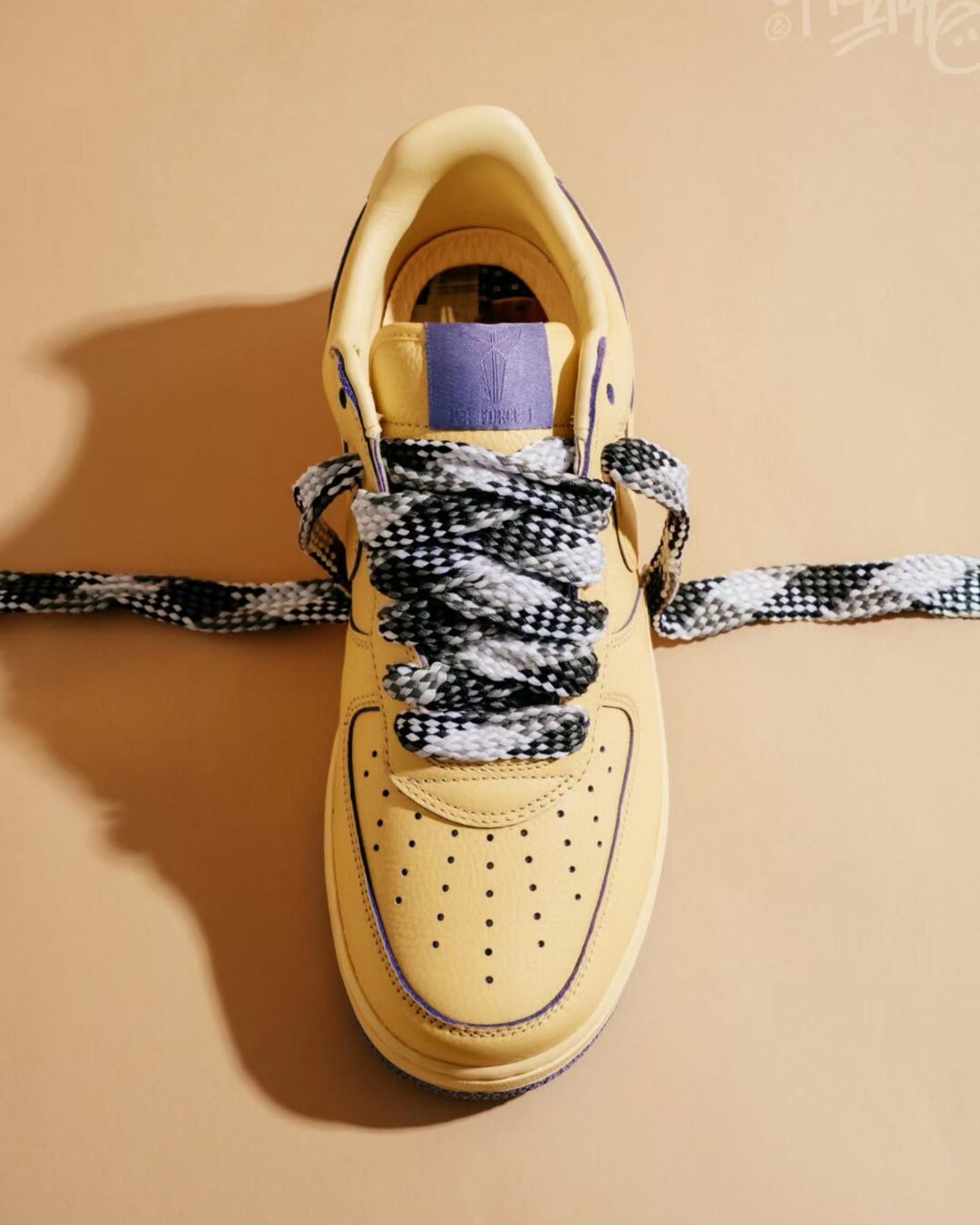 【2025年 6/6 発売】Kobe Bryant × NIKE AIR FORCE 1 LOW PROTRO QS “Soft Yellow” (コービー・ブライアント ナイキ エア フォース 1 ロー プロトロ “ソフトイエロー”) [HV9408-700]