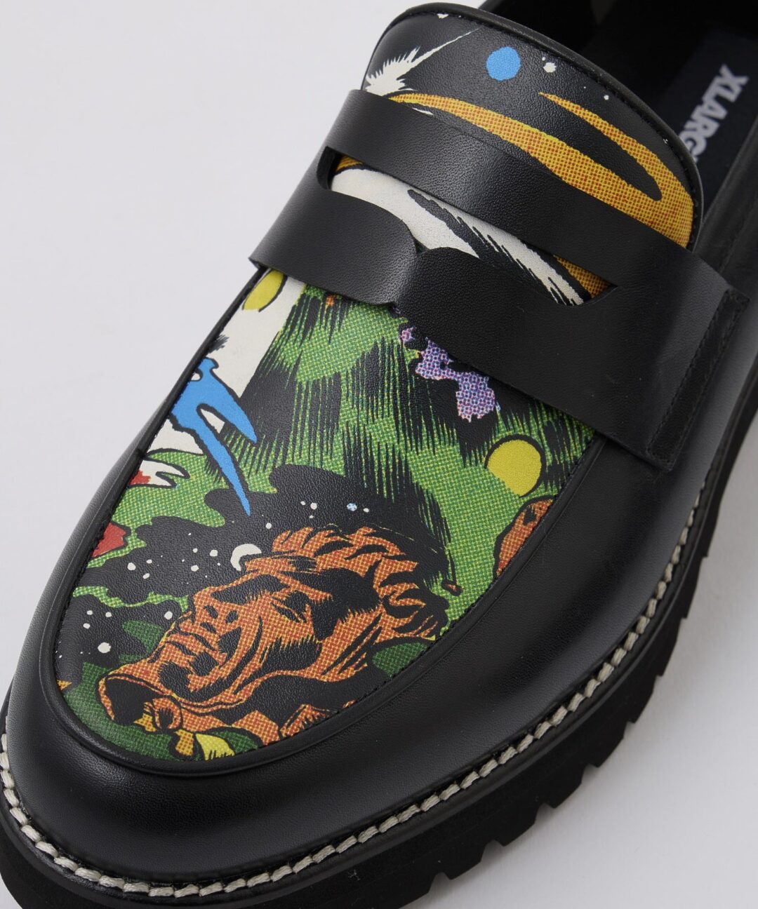 XLARGEからアメコミグラフィックを採用したローファーやデニムパンツなど4型が発売 (XLARGE COMIC 2025 SS)