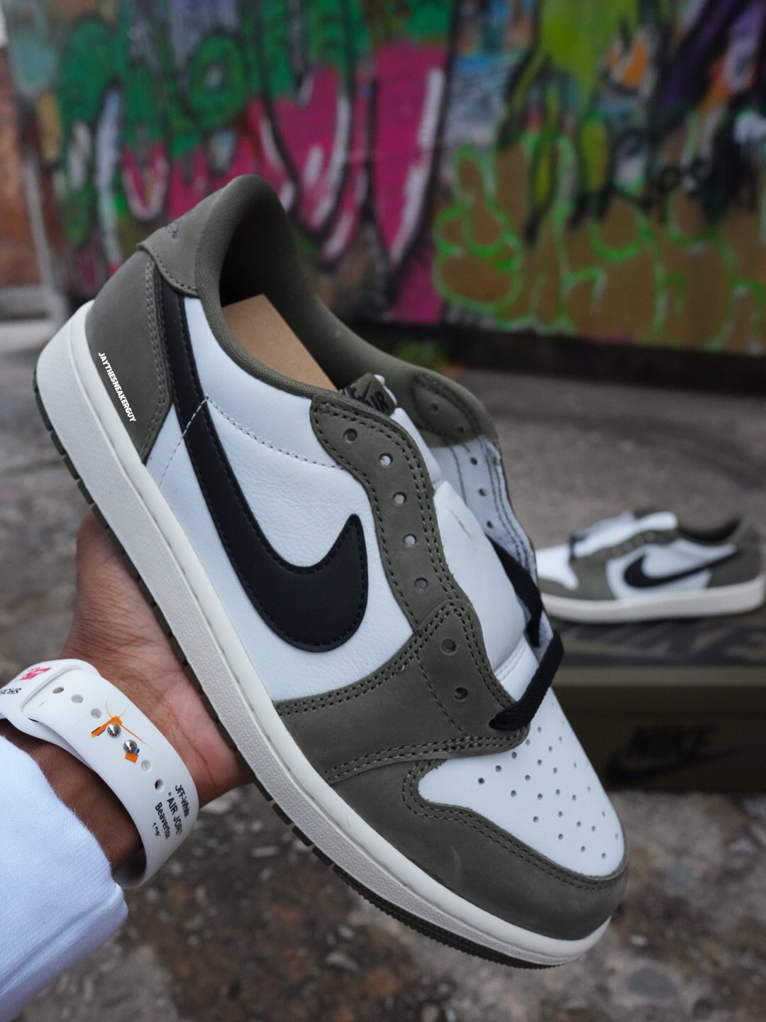 【2026年 1/31 発売予定】NIKE AIR JORDAN 1 RETRO LOW OG “Medium Olive” (ナイキ エア ジョーダン 1 レトロ ロー OG “ミディアムオリーブ”) [HQ6998-200]
