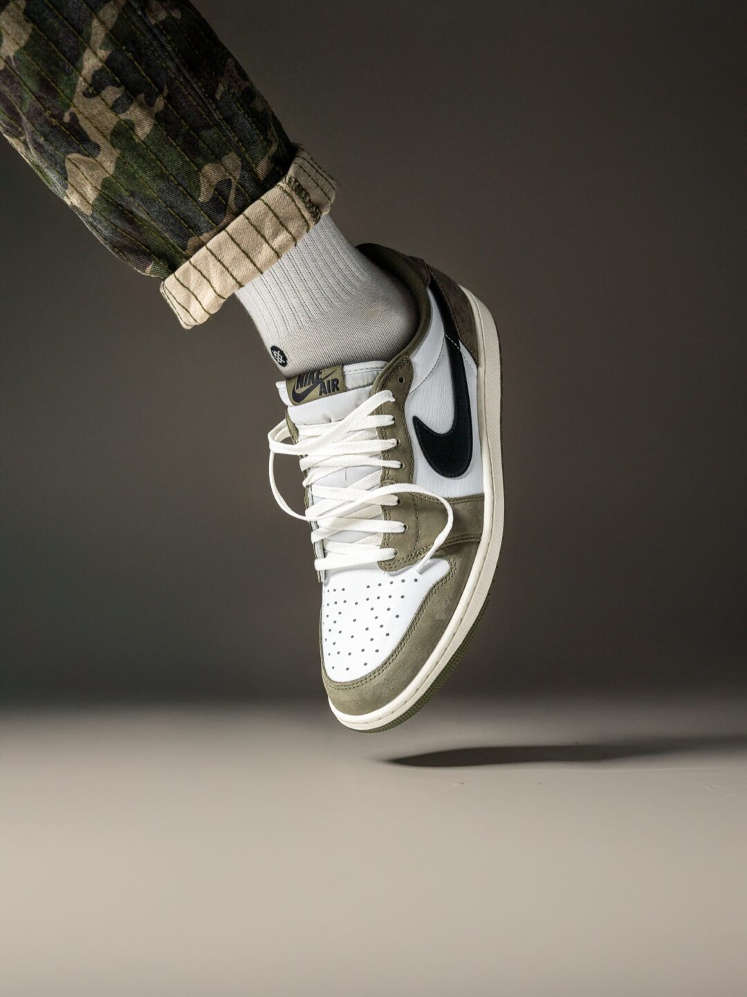 【2026年 1/31 発売予定】NIKE AIR JORDAN 1 RETRO LOW OG “Medium Olive” (ナイキ エア ジョーダン 1 レトロ ロー OG “ミディアムオリーブ”) [HQ6998-200]