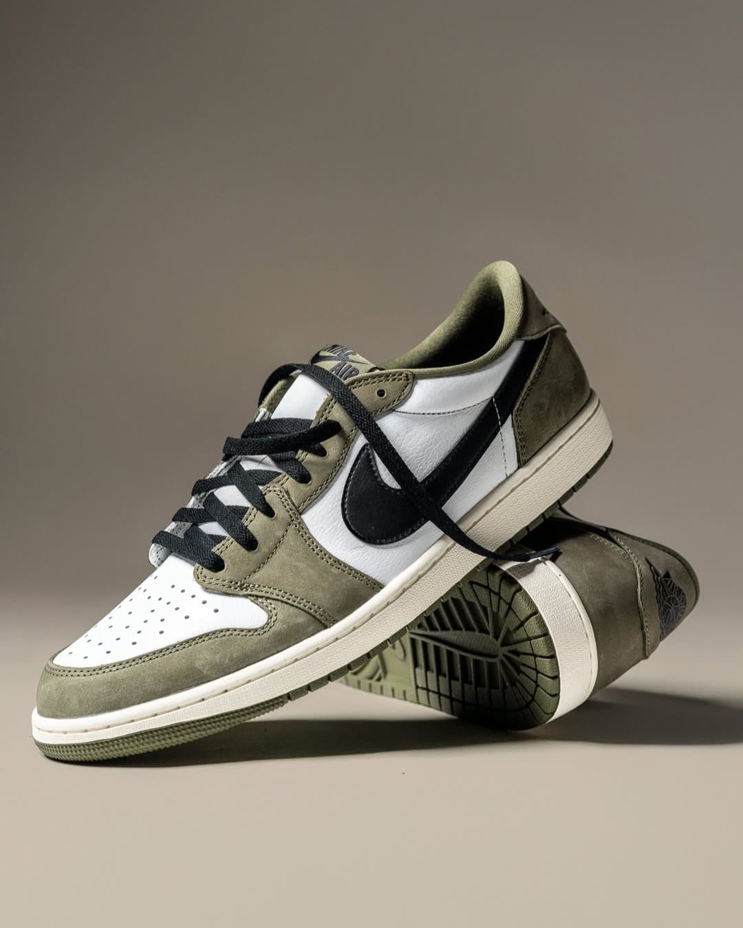 【2026年 1/31 発売予定】NIKE AIR JORDAN 1 RETRO LOW OG “Medium Olive” (ナイキ エア ジョーダン 1 レトロ ロー OG “ミディアムオリーブ”) [HQ6998-200]
