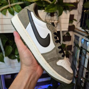 【2026年 春 発売予定】NIKE AIR JORDAN 1 RETRO LOW OG “Medium Olive” (ナイキ エア ジョーダン 1 レトロ ロー OG “ミディアムオリーブ”) [HQ6998-200]