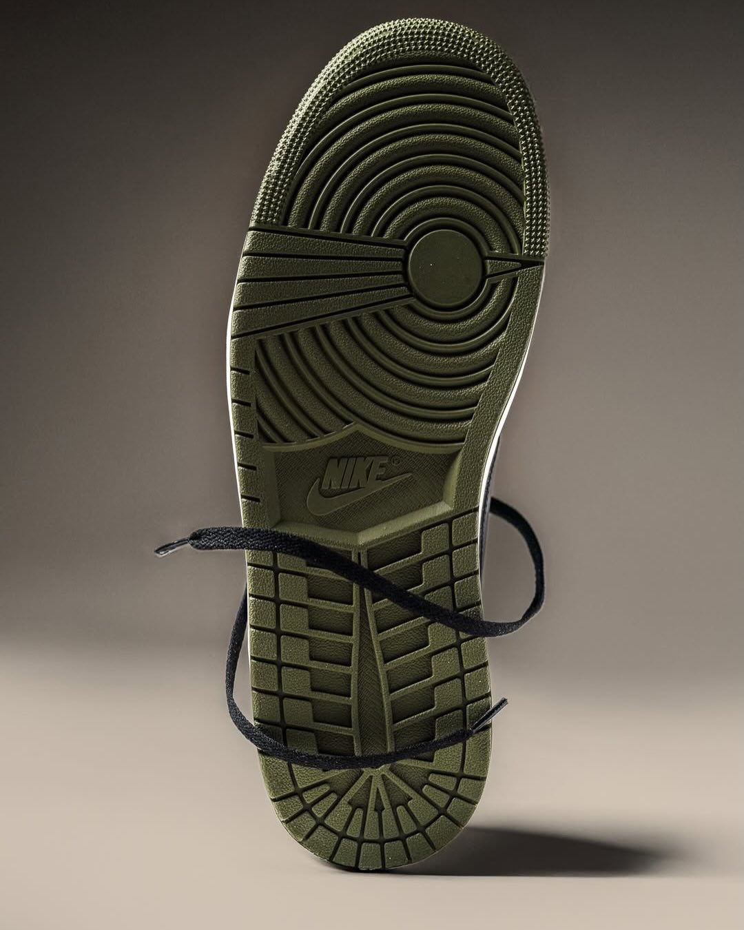 【2026年 1/31 発売予定】NIKE AIR JORDAN 1 RETRO LOW OG “Medium Olive” (ナイキ エア ジョーダン 1 レトロ ロー OG “ミディアムオリーブ”) [HQ6998-200]