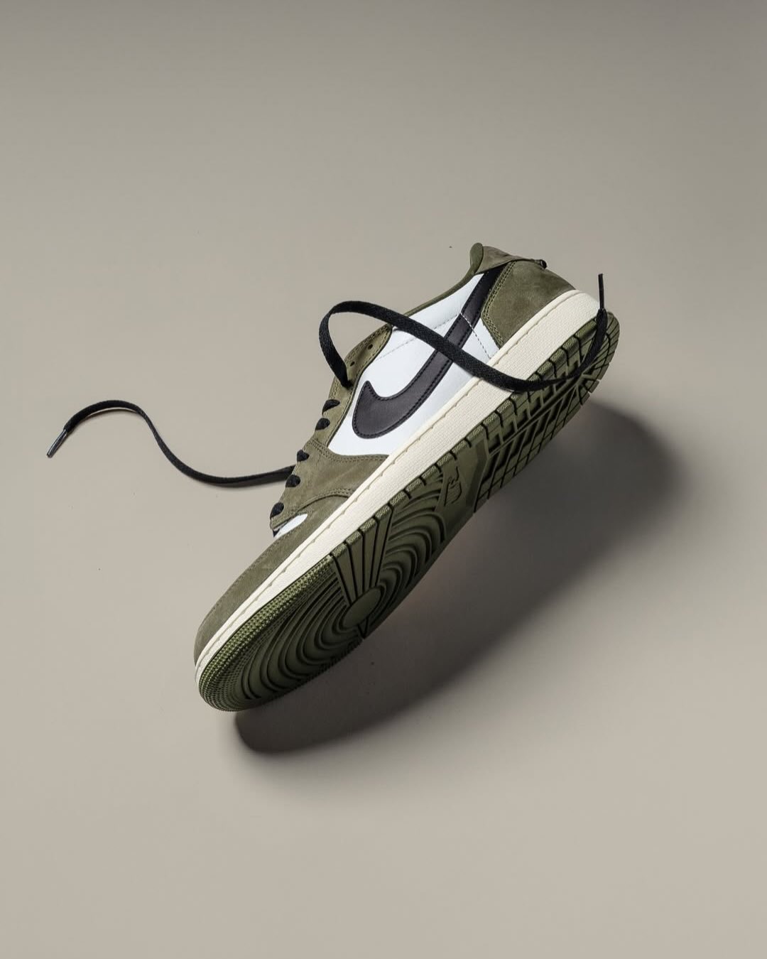 【2026年 1/31 発売予定】NIKE AIR JORDAN 1 RETRO LOW OG “Medium Olive” (ナイキ エア ジョーダン 1 レトロ ロー OG “ミディアムオリーブ”) [HQ6998-200]