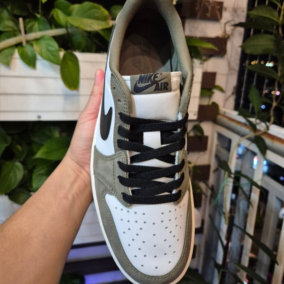 【2026年 春 発売予定】NIKE AIR JORDAN 1 RETRO LOW OG “Medium Olive” (ナイキ エア ジョーダン 1 レトロ ロー OG “ミディアムオリーブ”) [HQ6998-200]