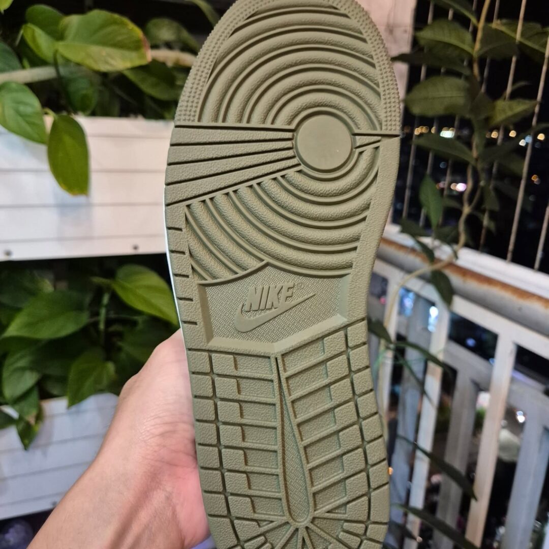 【2026年 春 発売予定】NIKE AIR JORDAN 1 RETRO LOW OG “Medium Olive” (ナイキ エア ジョーダン 1 レトロ ロー OG “ミディアムオリーブ”) [HQ6998-200]