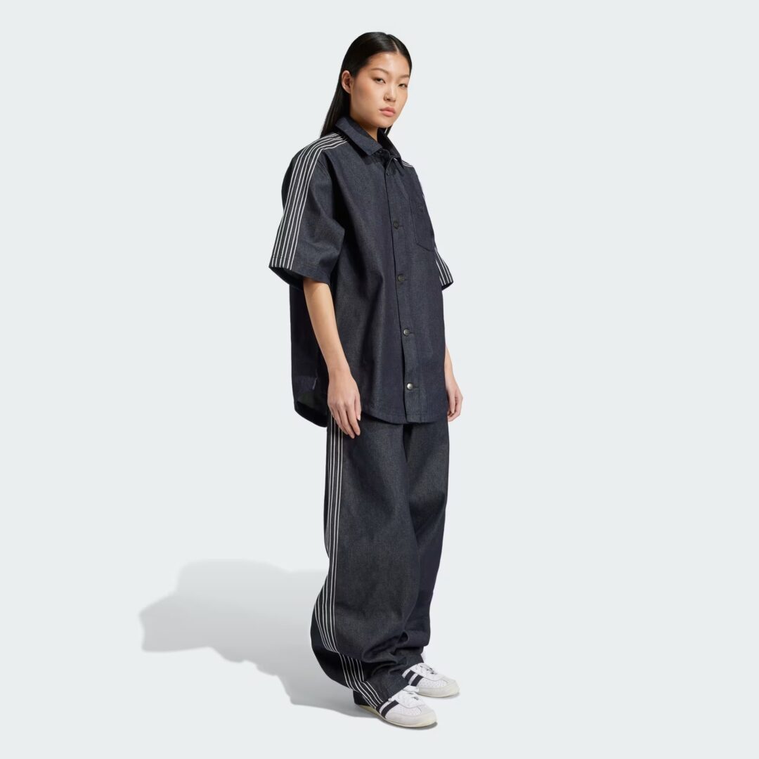 「アディダス」からサイドのスリーストライプスがアクセントのデニムアイテムが発売 (adidas Denim shirts pants) [JJ3146/JJ3145]