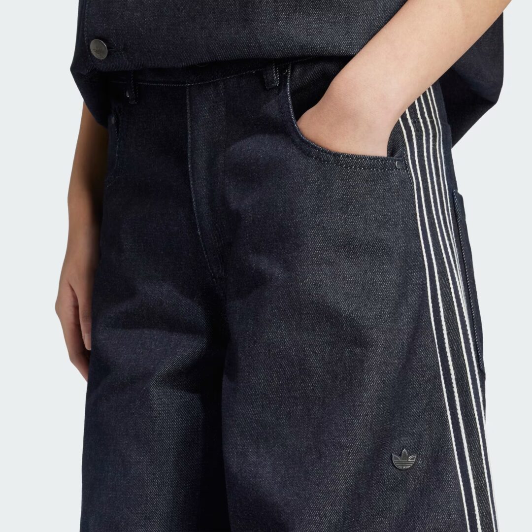 「アディダス」からサイドのスリーストライプスがアクセントのデニムアイテムが発売 (adidas Denim shirts pants) [JJ3146/JJ3145]