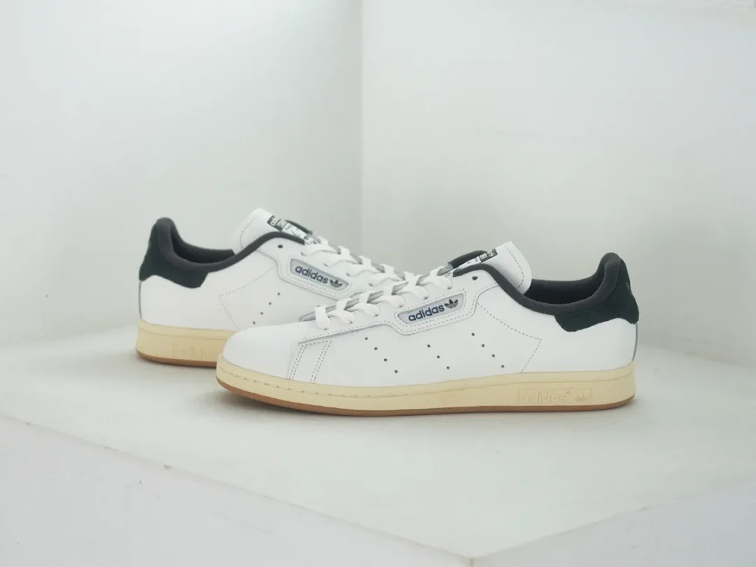 【2025年 5/24 発売】BILLY’S EXCLUSIVE adidas Originals STAN SMITH “White/Carbon/Brown Desert” (ビリーズ アディダス オリジナルス スタンスミス “ホワイト/カーボン/ブラウン”) [ID1353/ID1354]