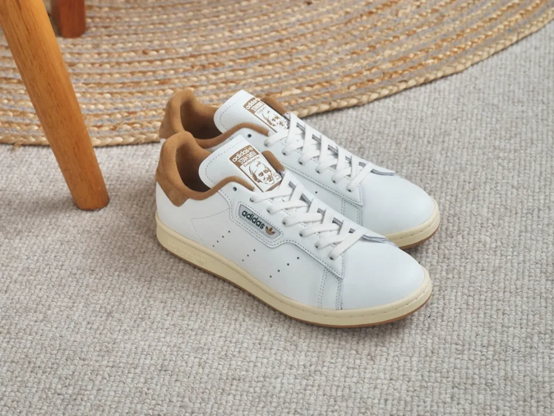 【2025年 5/24 発売】BILLY’S EXCLUSIVE adidas Originals STAN SMITH “White/Carbon/Brown Desert” (ビリーズ アディダス オリジナルス スタンスミス “ホワイト/カーボン/ブラウン”) [ID1353/ID1354]