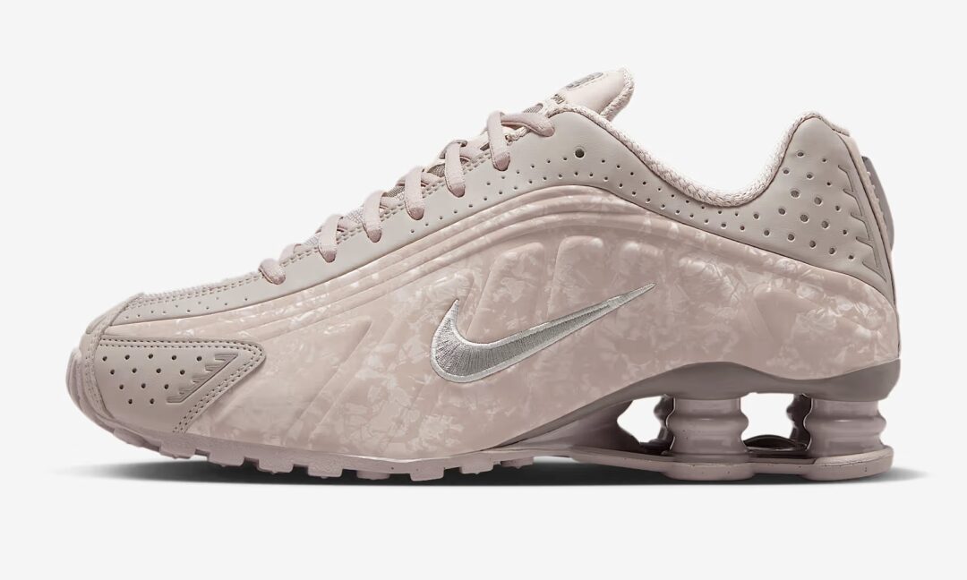 【2025年 5/16 発売】NIKE W SHOX R4 “Floral/College Grey/Flat Pewter” (ナイキ ショックス “フローラル/カレッジグレー/フラットピューター”) [HV0934-001]