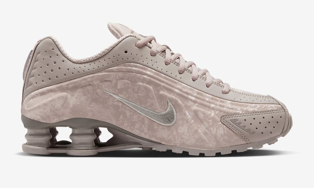 【2025年 5/16 発売】NIKE W SHOX R4 “Floral/College Grey/Flat Pewter” (ナイキ ショックス “フローラル/カレッジグレー/フラットピューター”) [HV0934-001]