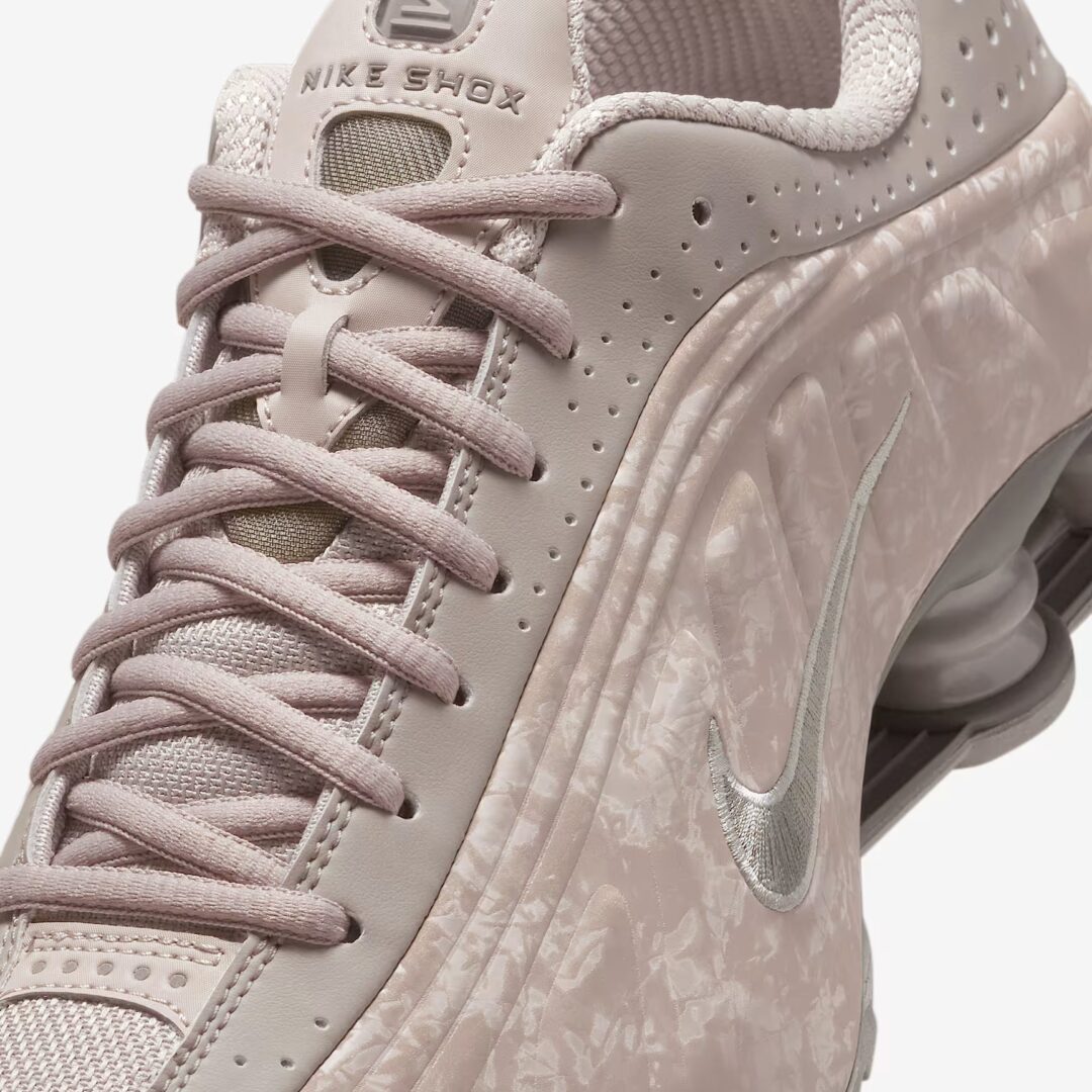 【2025年 5/16 発売】NIKE W SHOX R4 “Floral/College Grey/Flat Pewter” (ナイキ ショックス “フローラル/カレッジグレー/フラットピューター”) [HV0934-001]