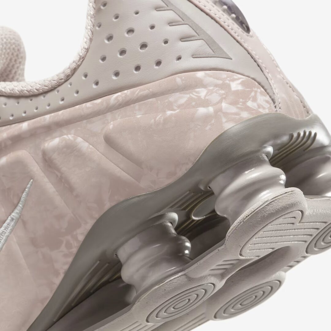【2025年 5/16 発売】NIKE W SHOX R4 “Floral/College Grey/Flat Pewter” (ナイキ ショックス “フローラル/カレッジグレー/フラットピューター”) [HV0934-001]