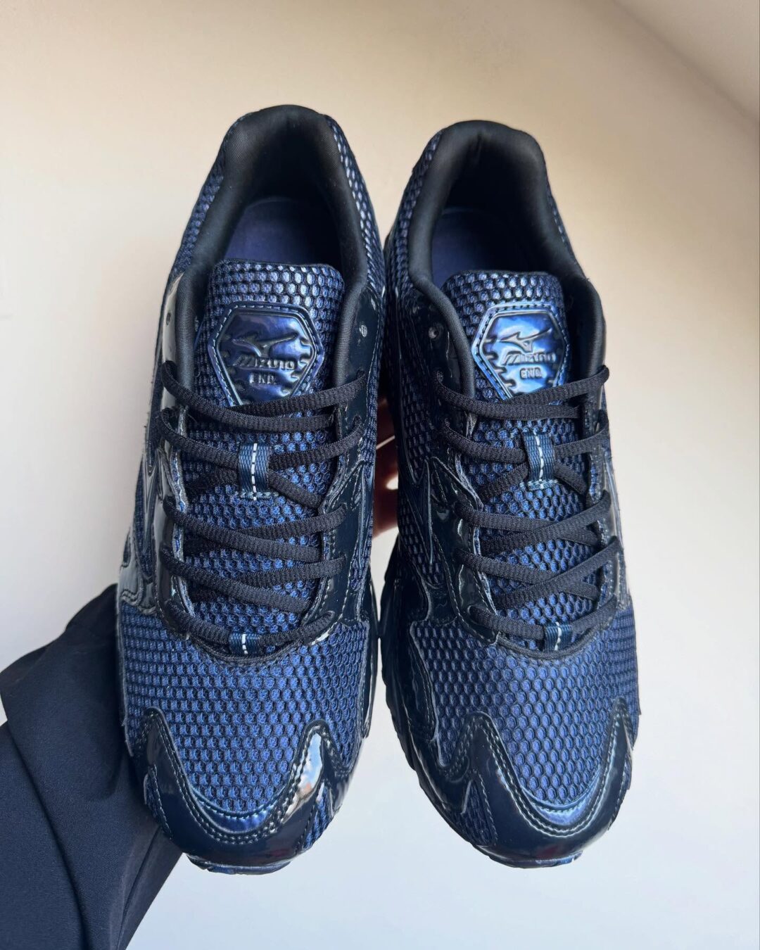 【2025年 6/6 発売】END × MIZUNO WAVE RIDER 10 “North Sea” (ミズノ ウェーブ ライダー “ノースシー”) [D1GD2434-01]