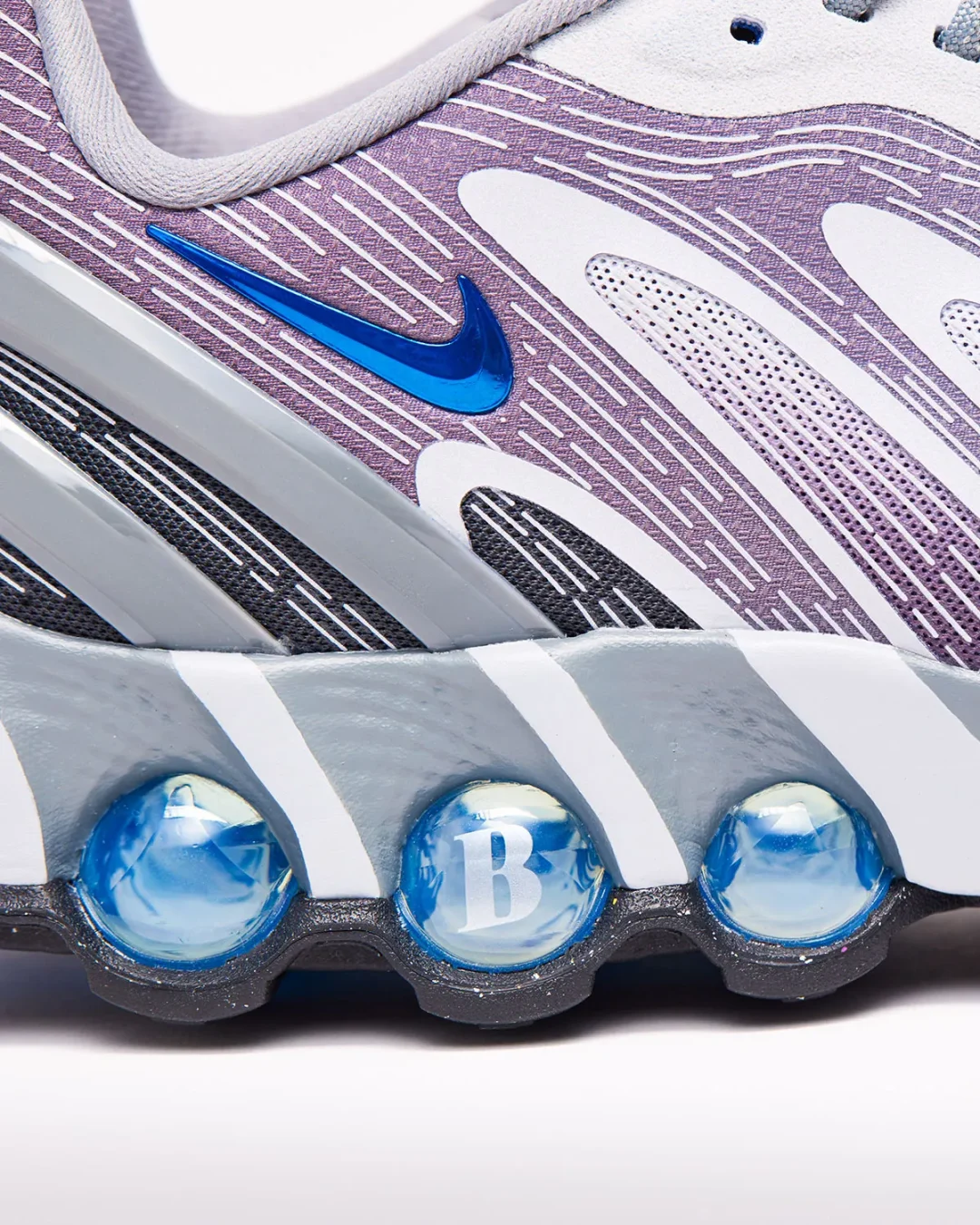 【2025年 6/13 発売予定】BETTER GIFT SHOP × NIKE AIR MAX DN8 “Metallic Silver/Game Royal” (ベター ギフトショップ ナイキ エア マックス ディーエヌエイト “シルバー/ロイヤル”) [IB7455-012]