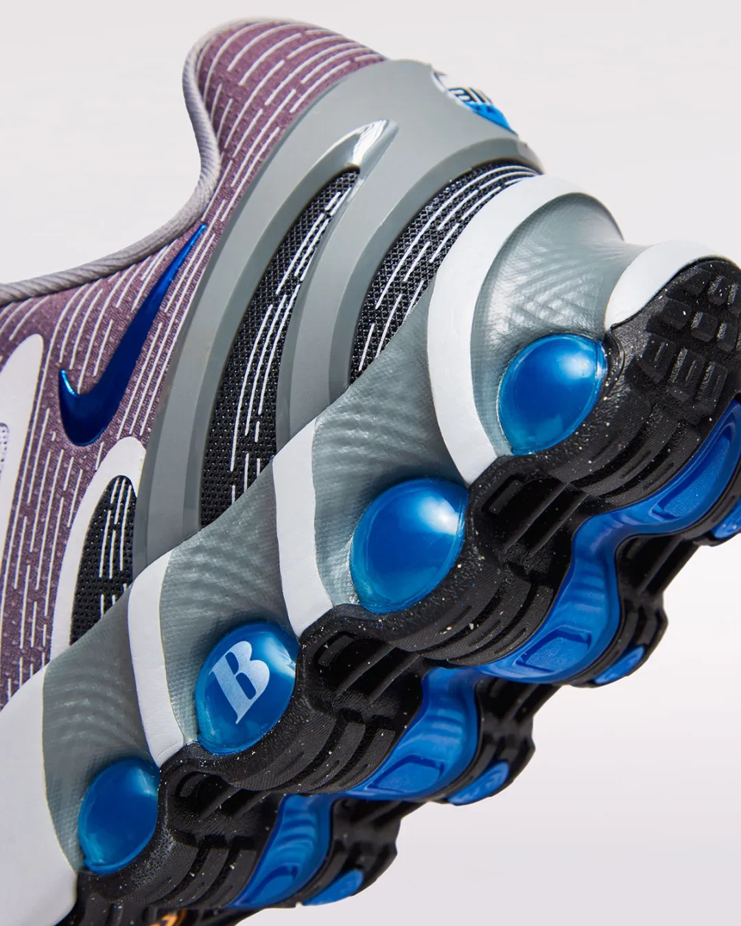【2025年 6/13 発売予定】BETTER GIFT SHOP × NIKE AIR MAX DN8 “Metallic Silver/Game Royal” (ベター ギフトショップ ナイキ エア マックス ディーエヌエイト “シルバー/ロイヤル”) [IB7455-012]