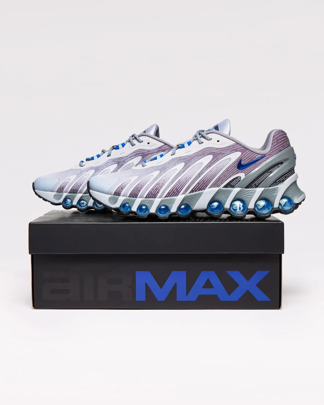 【2025年 6/13 発売予定】BETTER GIFT SHOP × NIKE AIR MAX DN8 “Metallic Silver/Game Royal” (ベター ギフトショップ ナイキ エア マックス ディーエヌエイト “シルバー/ロイヤル”) [IB7455-012]
