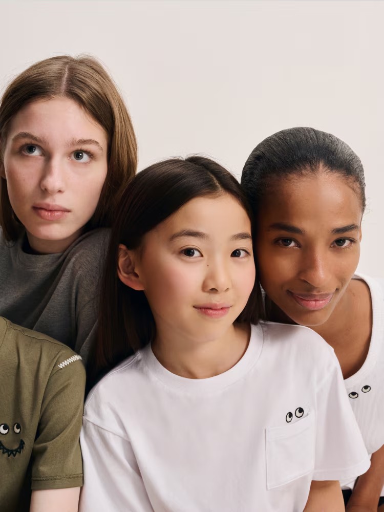 UNIQLO x ANYA HINDMARCH 2025年 夏コレクションが5/23 発売 (ユニクロ アニヤ・ハインドマーチ)