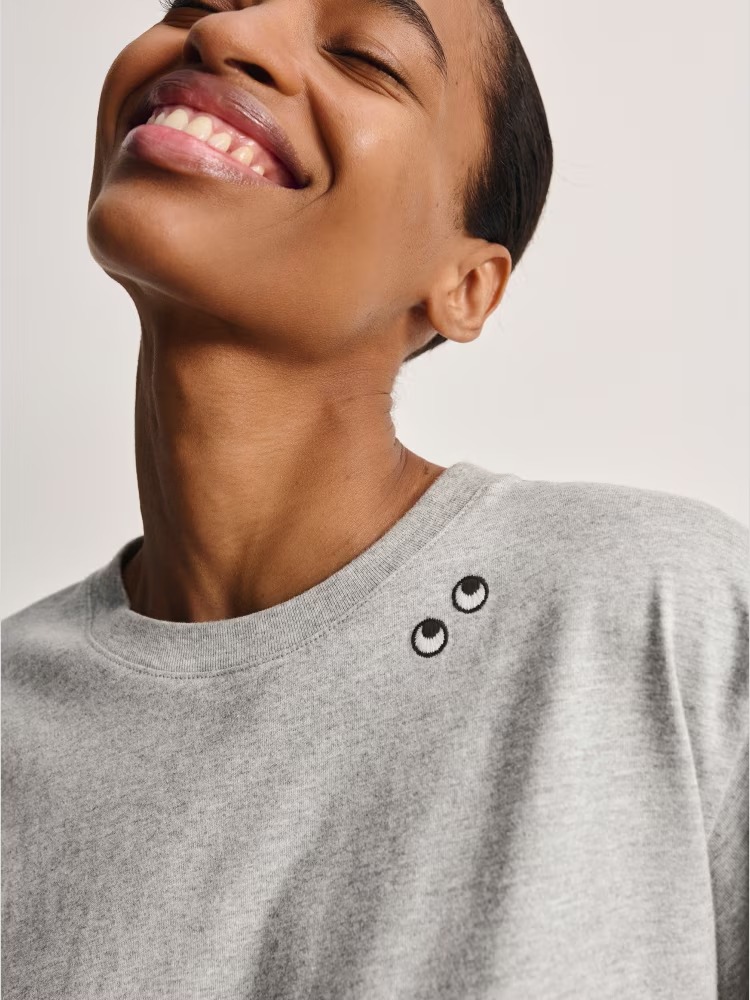 UNIQLO x ANYA HINDMARCH 2025年 夏コレクションが5/23 発売 (ユニクロ アニヤ・ハインドマーチ)