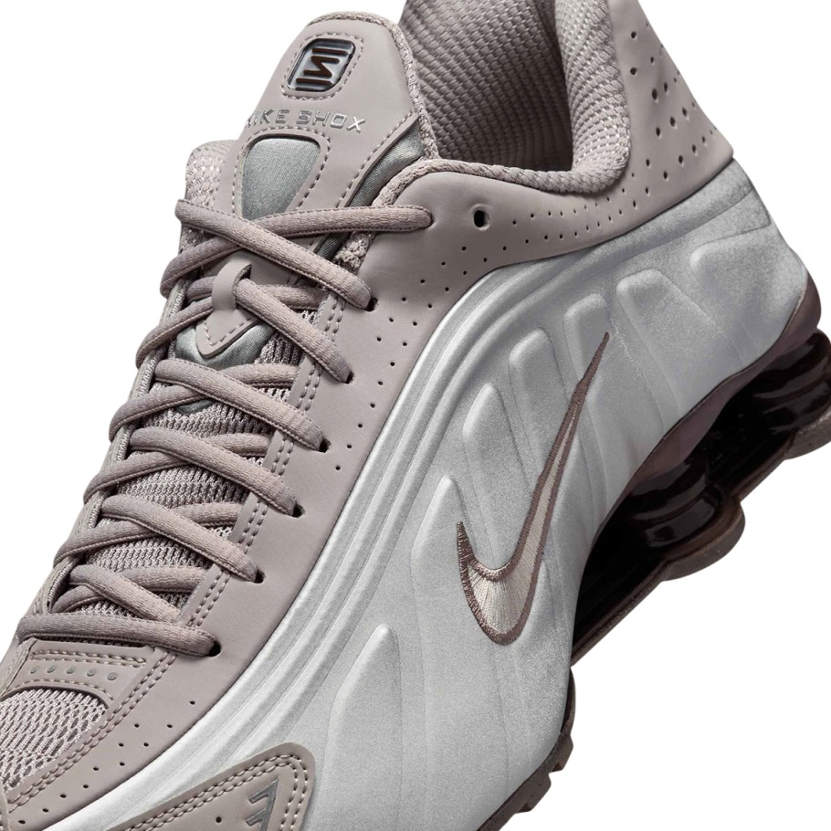 【2025年 8月 発売予定】NIKE SHOX R4 “Cave Stone/Baroque Brown” (ナイキ ショックス “ケーブストーン/バロックブラウン”) [HQ1988-200]