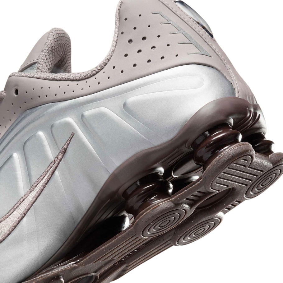 【2025年 8月 発売予定】NIKE SHOX R4 “Cave Stone/Baroque Brown” (ナイキ ショックス “ケーブストーン/バロックブラウン”) [HQ1988-200]
