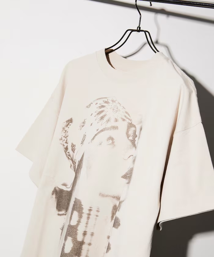 ビリー・アイリッシュ × フリークスストア ショートスリーブ クルーネックTeeが2025年 7月中旬 発売 (Billie Eilish FREAK’S STORE)