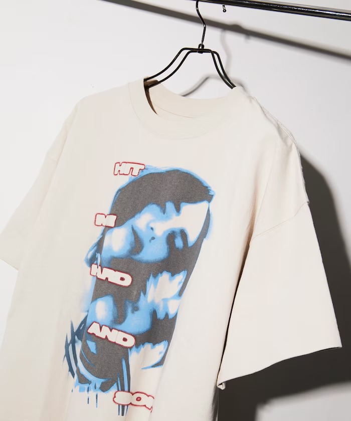 ビリー・アイリッシュ × フリークスストア ショートスリーブ クルーネックTeeが2025年 7月中旬 発売 (Billie Eilish FREAK’S STORE)