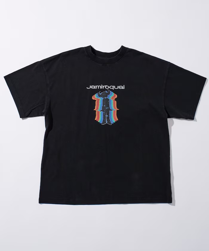 「jamiroquai」「Nas」をセレクトしたFREAK’S STORE 別注 プリント ショートスリーブ クルーネックTeeが2025年 7月中旬 発売 (フリークスストア ジャミロクワイ ナズ)