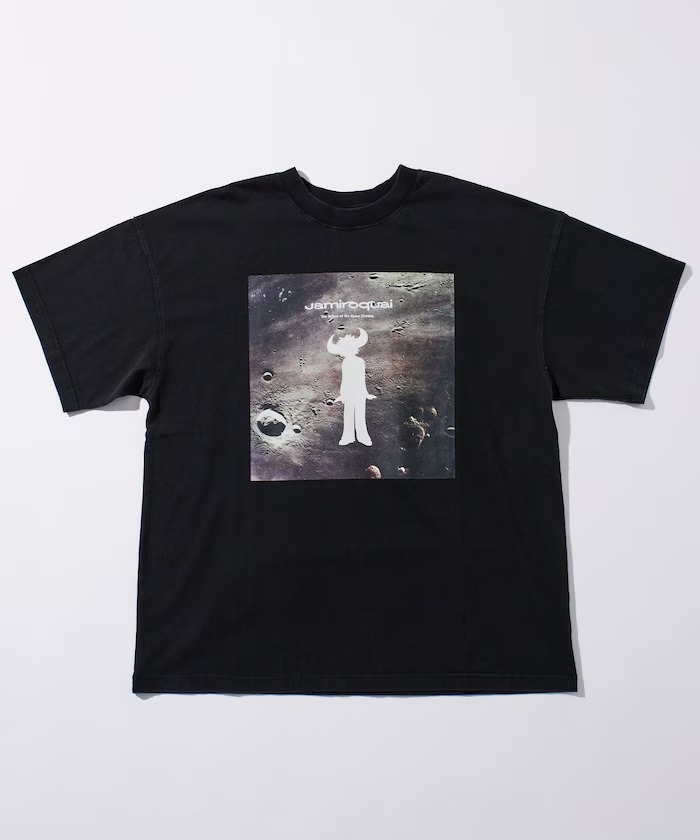 「jamiroquai」「Nas」をセレクトしたFREAK’S STORE 別注 プリント ショートスリーブ クルーネックTeeが2025年 7月中旬 発売 (フリークスストア ジャミロクワイ ナズ)