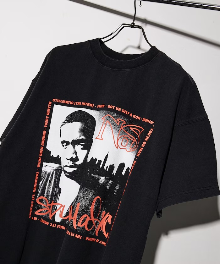 「jamiroquai」「Nas」をセレクトしたFREAK’S STORE 別注 プリント ショートスリーブ クルーネックTeeが2025年 7月中旬 発売 (フリークスストア ジャミロクワイ ナズ)
