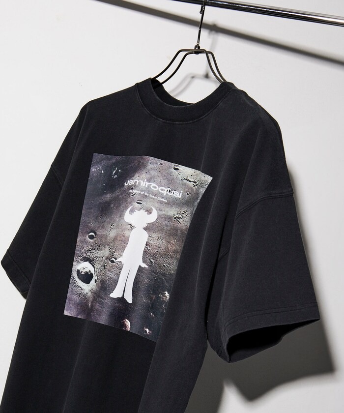 「jamiroquai」「Nas」をセレクトしたFREAK’S STORE 別注 プリント ショートスリーブ クルーネックTeeが2025年 7月中旬 発売 (フリークスストア ジャミロクワイ ナズ)