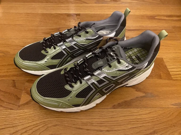 【美品】 asicsジーロ モカシン オリーブ 23.5 スエードリボン EE ASICS スニーカー レディース 靴 黒 ブラック 母の日 3E 幅広 甲