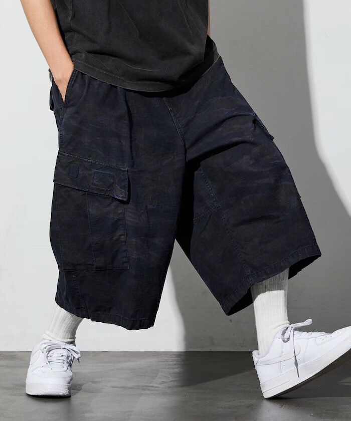 FREAK’S STORE “オーバーダイ カモ柄 バギーシルエット カーゴ スリークォーター ショートパンツ”が発売 (フリークスストア)