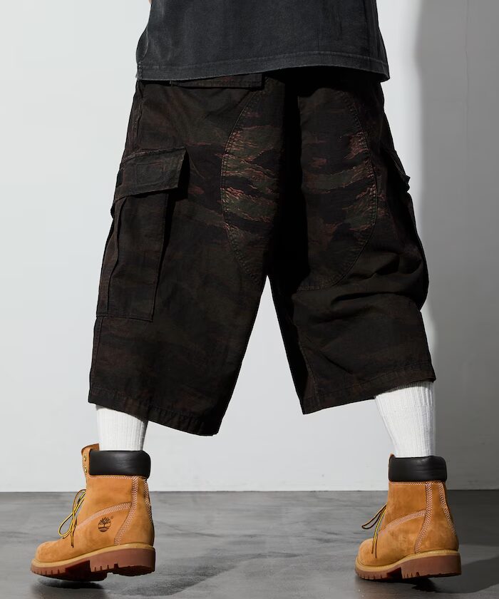 FREAK’S STORE “オーバーダイ カモ柄 バギーシルエット カーゴ スリークォーター ショートパンツ”が発売 (フリークスストア)