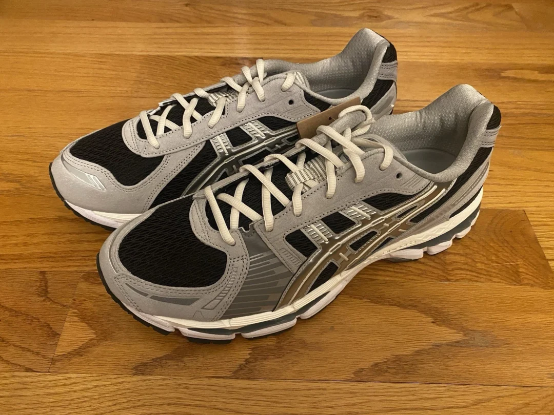 【2025年 夏 発売予定】KITH Ronnie Fieg x ASICS GEL-KAYANO 12.1 “Grey/Black” (キス ロニー・ファイグ アシックス ゲルカヤノ) [1203A846.020/1203A930.020]