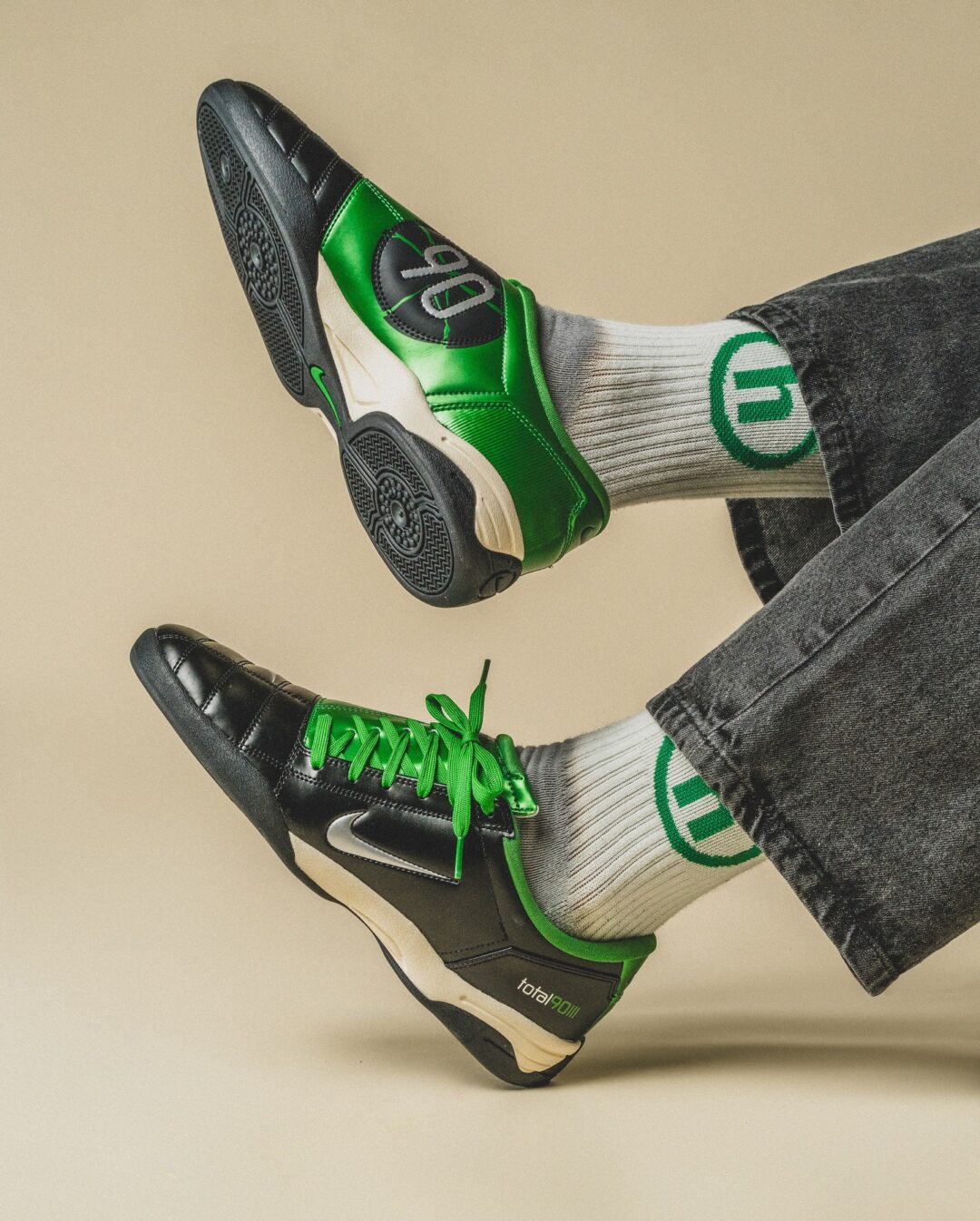 【2025年 6/17 発売予定】.SWOOSH × NIKE TOTAL 90 “Rage Quit” (ドットスウッシュ ナイキ トータル “レイジクイット”) [IM7974-001]