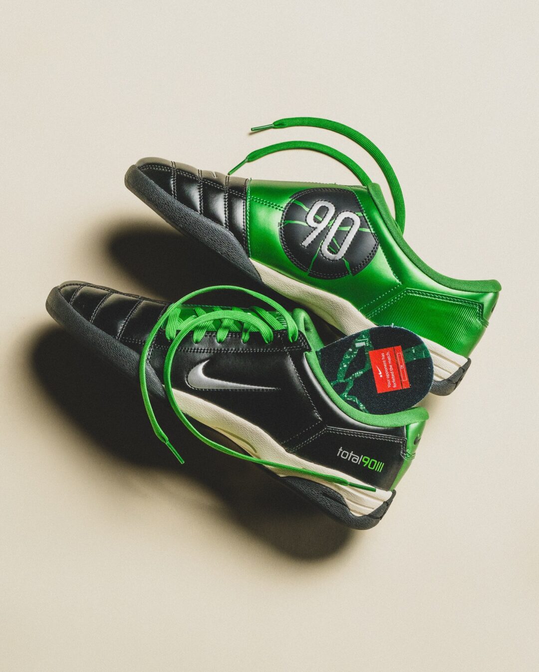 【2025年 6/17 発売予定】.SWOOSH × NIKE TOTAL 90 “Rage Quit” (ドットスウッシュ ナイキ トータル “レイジクイット”) [IM7974-001]