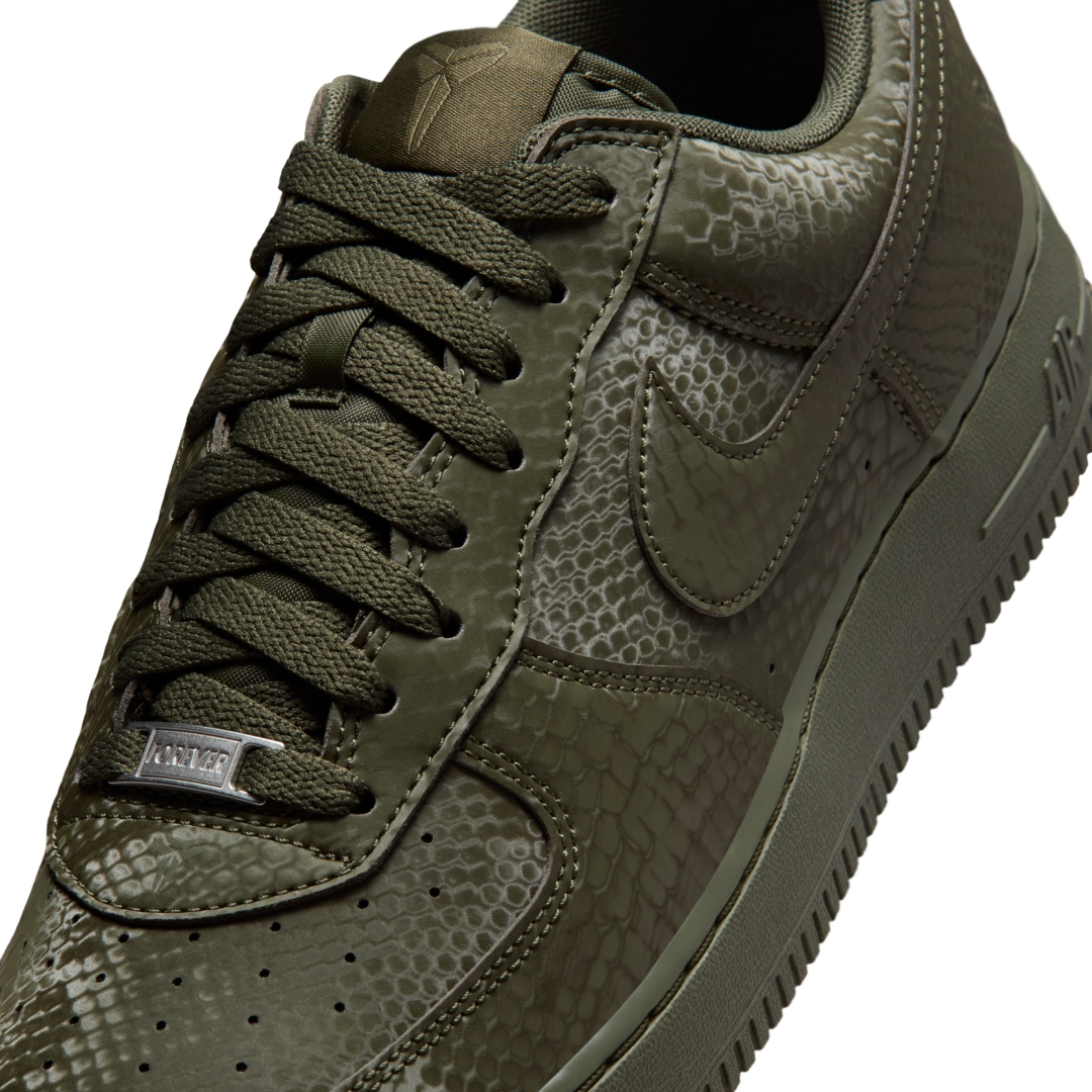 【2026年 春 発売予定】Kobe Bryant Forever × NIKE AIR FORCE 1 LOW QS “Cargo Khaki” (コービー・ブライアント ナイキ エア フォース 1 ロー レトロ “カーゴカーキ”) [IB0018-301]