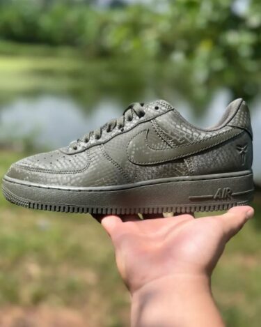 【2026年 春 発売予定】Kobe Bryant Forever × NIKE AIR FORCE 1 LOW QS “Cargo Khaki” (コービー・ブライアント ナイキ エア フォース 1 ロー レトロ “カーゴカーキ”) [IB0018-301]