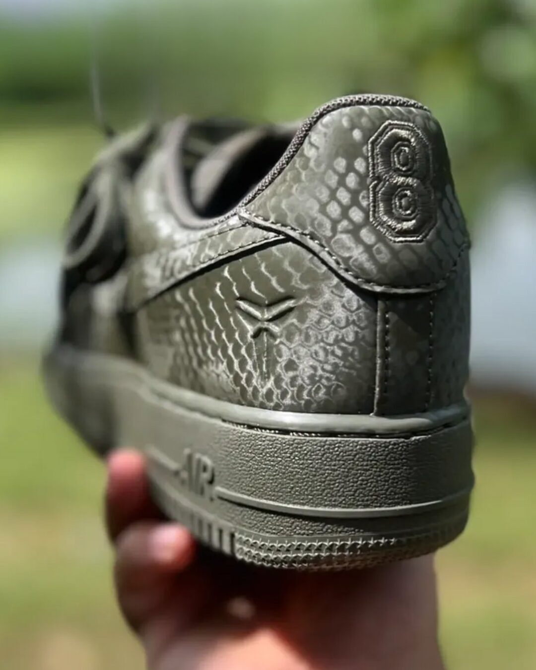 【2026年 春 発売予定】Kobe Bryant Forever × NIKE AIR FORCE 1 LOW QS “Cargo Khaki” (コービー・ブライアント ナイキ エア フォース 1 ロー レトロ “カーゴカーキ”) [IB0018-301]